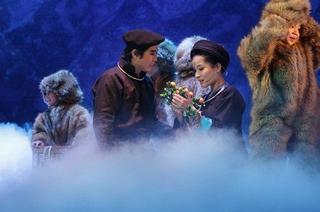 Vở diễn “Chuyện tình Khau Vai” – kịch bản tác giả Nguyễn Thế Kỷ, NSƯT Triệu Trung Kiên làm đạo diễn. Tác phẩm được nhạc sỹ Trọng Đài chuyển thể cải lương, âm nhạc và do Đỗ Doãn Bằng thiết kế mỹ thuật.