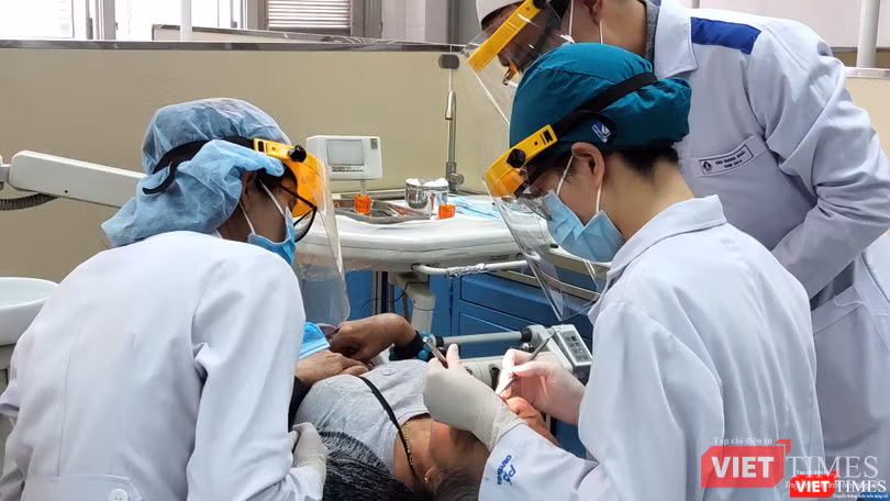 Giảng viên và sinh viên Khoa Răng Hàm Mặt, khoa có mức thu học phí mới 70 triệu đồng/năm