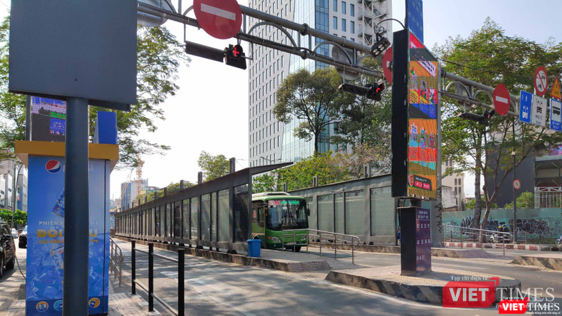 Những chuyến xe bus cuối cùng chiều 27-3 (Ảnh: Hòa Bình) 