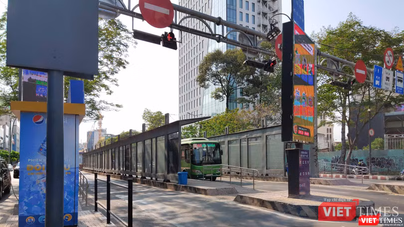 Những chuyến xe bus cuối cùng chiều 27-3 (Ảnh: Hòa Bình) 