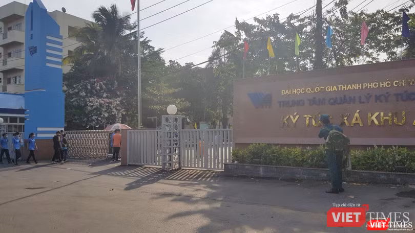 Từ đêm qua và sáng nay, lực lượng chức năng đã phong tỏa toàn bộ khu vực KTX để làm nhiệm vụ 