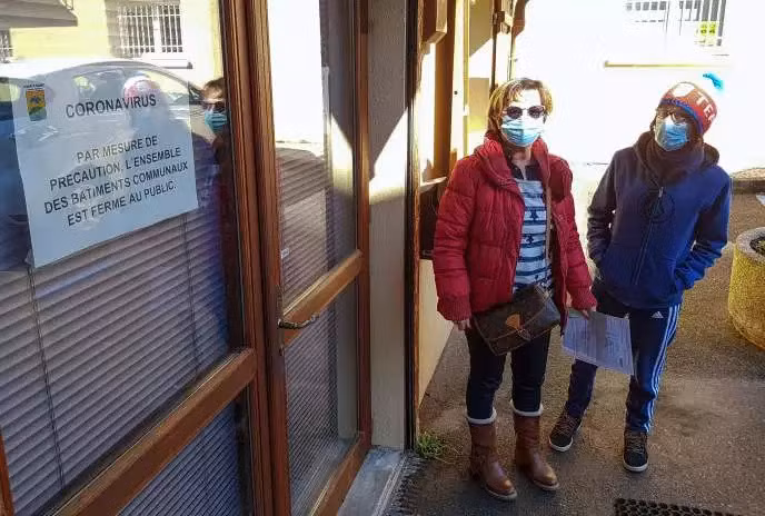 Tại một làng ở Pháp, người dân cũng bắt đầu đeo khẩu trang phòng dịch (Ảnh: Le Monde)