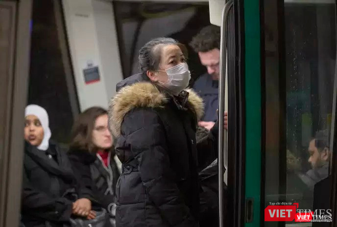 Người châu Á lên tàu điện ở Paris đeo khẩu trang sẽ bị kỳ thị (Ảnh: Le Monde)