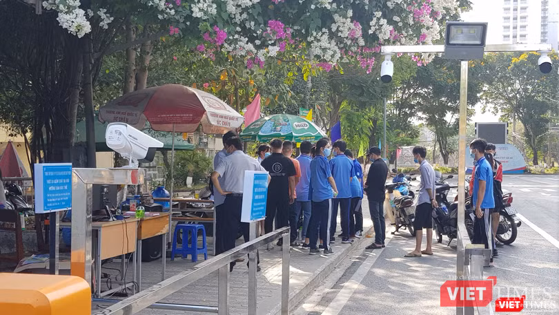 SV tình nguyện vào khu vực cách ly để tập huấn nghiệp vụ, chuẩn bị đón người nhập cảnh từ sân bay về