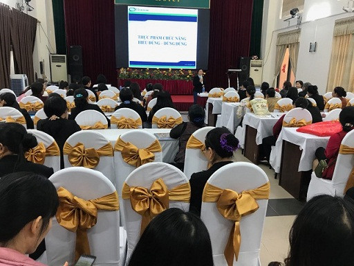 TS Trần Thị Thu Liễu, Cục An toàn thực phẩm trình bày tại Hội nghị