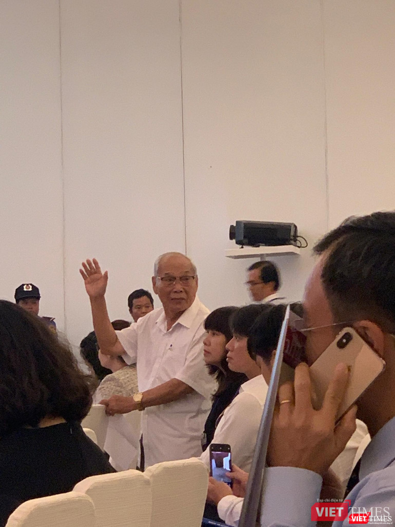 Ông Nguyễn Chấn giơ tay xin phát biểu ý kiến. Ông Nguyễn Chấn giơ tay xin phát biểu ý kiến.