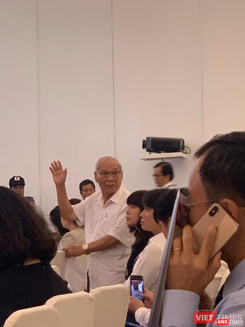 Ông Nguyễn Chấn giơ tay xin phát biểu ý kiến.