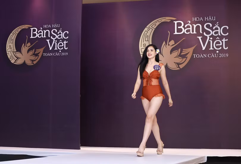 Huyền Trang sải những bước chân mạnh mẽ cùng bikini Huyền Trang trong phần catwalk