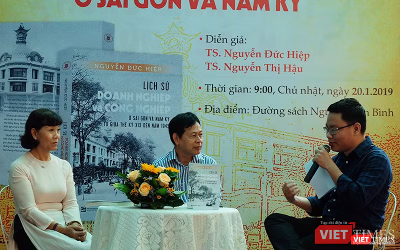 TS. khảo cổ Nguyễn Thị Hậu (trái) và TS. Nguyễn Đức Hiệp (giữa) với những góc nhìn thú vị về lịch sử doanh nghiệp và công nghiệp Sài Gòn và Nam kỳ