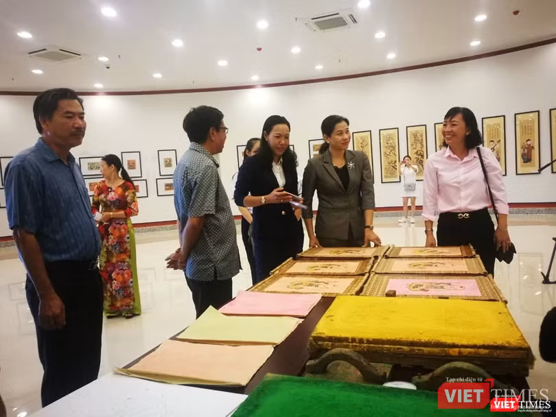 Khách đến tham quan triển lãm hào hứng với tranh dân gian truyền thống