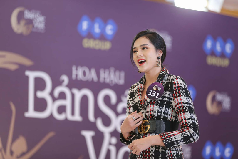 Cô gái trẻ thể hiện khả năng ca hát