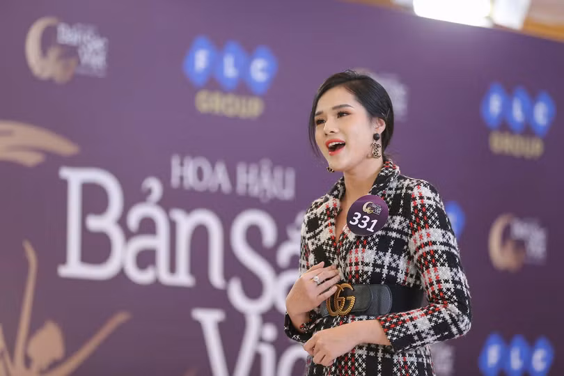 Cô gái trẻ thể hiện khả năng ca hát với ca khúc "Hương Ngọc Lan" Cô gái trẻ thể hiện khả năng ca hát