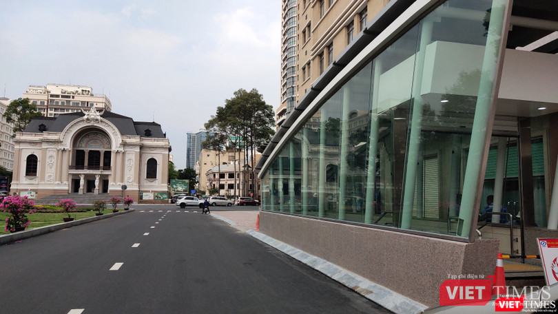 Ga Nhà hát nằm ngay trước cửa Nhà hát Thành phố, giữa khu vực trung tâm (Ảnh: Hòa Bình) 