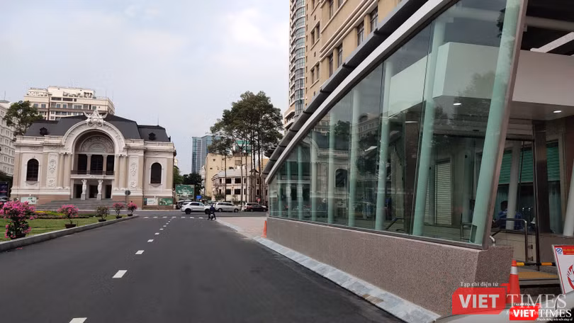 Ga Nhà hát nằm ngay trước cửa Nhà hát Thành phố, giữa khu vực trung tâm (Ảnh: Hòa Bình) 