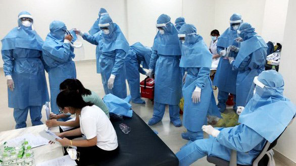 Lấy mẫu xét nghiệm người liên quan ổ dịch quán bar Buddha quận 2 (Ảnh: Trần Văn Khanh) Lấy mẫu xét nghiệm người liên quan ổ dịch quán bar Buddha quận 2 (Ảnh: Trần Văn Khanh)