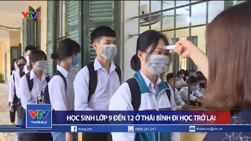 Dự kiến trong ngày đầu tiên đi học lại, tất cả học sinh các cấp đều phải đo thân nhiệt. Các trường chưa dạy ngay mà thực hiện tách lớp, giãn ca (Ảnh: VTV1) Dự kiến trong ngày đầu tiên đi học lại, tất cả học sinh các cấp đều phải đo thân nhiệt. Các trường chưa dạy ngay mà thực hiện tách lớp, giãn ca.