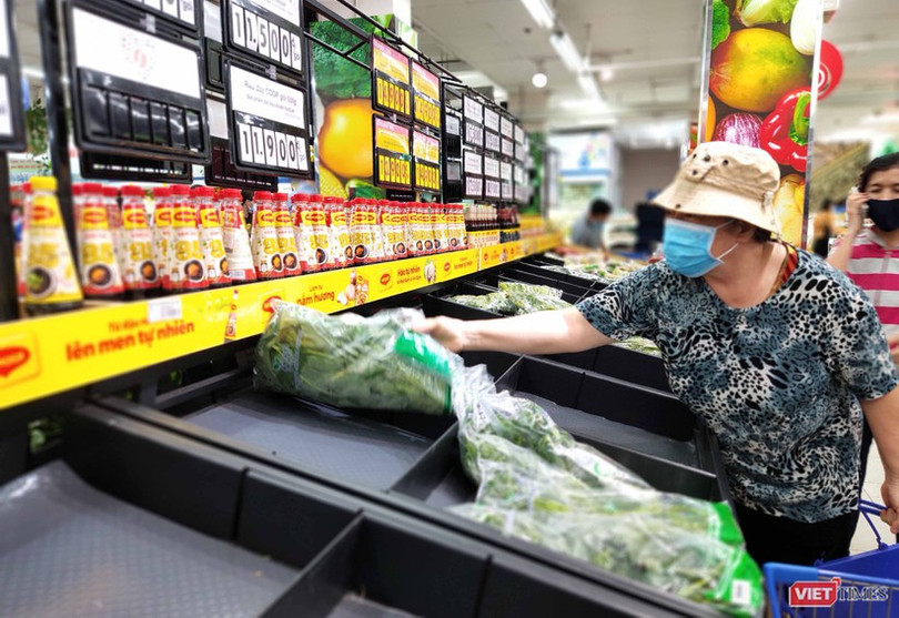Người dân mua hàng trong siêu thị phải mang khẩu trang (Ảnh: Hòa Bình) 