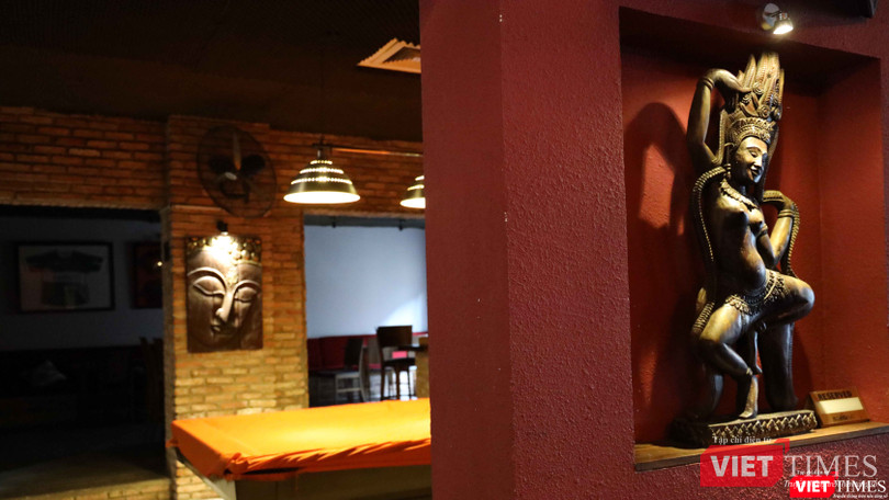 Trong quán ăn Thái (B.V.D.D.H.A) – được biết đến với tên “bar Buhhda”, có trang trí nhiều tranh, tượng phật (Ảnh Đình Nguyên) Trong quán ăn Thái (B.V.D.D.H.A) – được biết đến với tên “bar Buhhda”, có trang trí nhiều tranh, tượng phật (Ảnh Đình Nguyên)