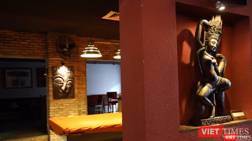 Trong quán ăn Thái (B.V.D.D.H.A) – được biết đến với tên “bar Buhhda”, có trang trí nhiều tranh, tượng phật (Ảnh Đình Nguyên)