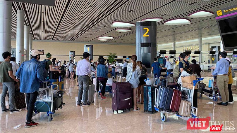 Đoàn người Việt bị kẹt lại Singapore xếp hàng lên máy bay về nước trưa 24/4 