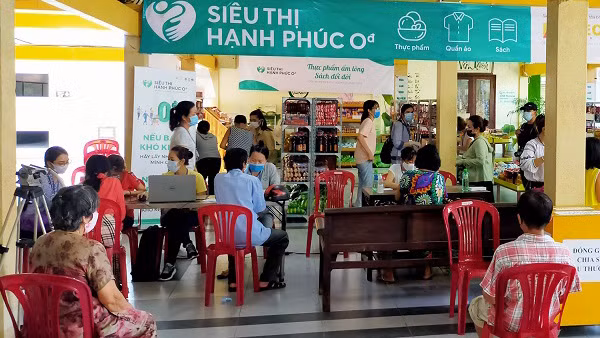 Người dân chờ để được nhận nhu yếu phẩm tại Siêu thị hạnh phúc 0 đồng