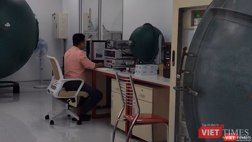 Sản xuất công nghệ cao ở công ty Điện Quang, trong Khu công nghệ cao Quận 9, TP.HCM (Ảnh: Hòa Bình) Sản xuất công nghệ cao ở công ty điện Điện Quang, nằm trong Khu công nghệ cao Quận 9, TP.HCM (Ảnh: Hòa Bình)