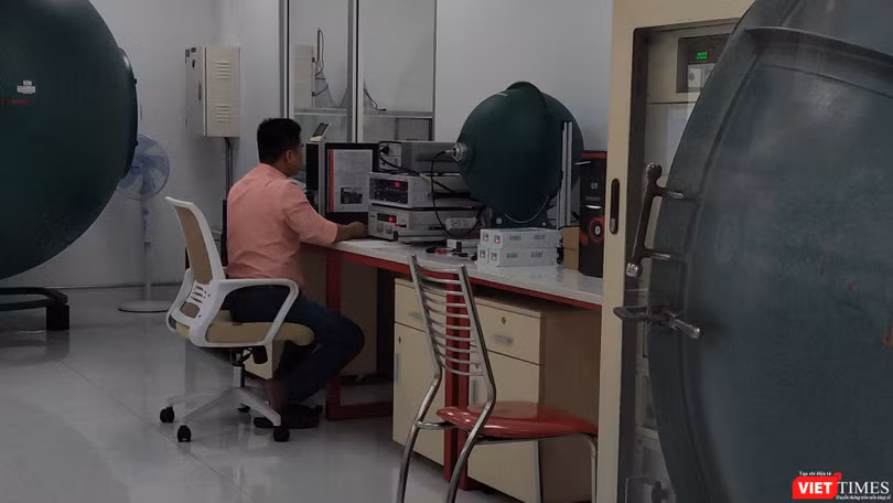 Sản xuất công nghệ cao ở công ty điện Điện Quang, nằm trong Khu công nghệ cao Quận 9, TP.HCM (Ảnh: Hòa Bình) 