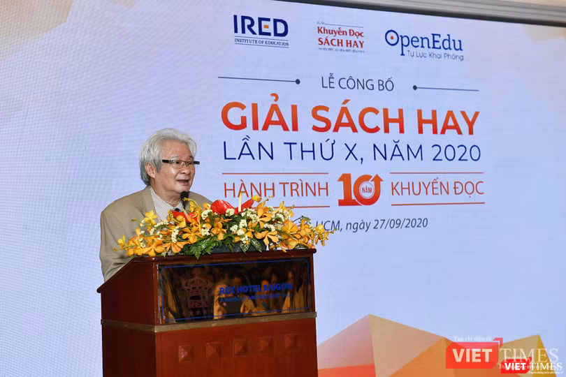 Nhà nghiên cứu triết học Bùi Văn Nam Sơn phát biểu khai mạc