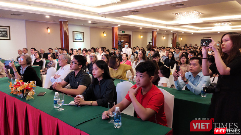 Khán phòng không còn một ghế trống