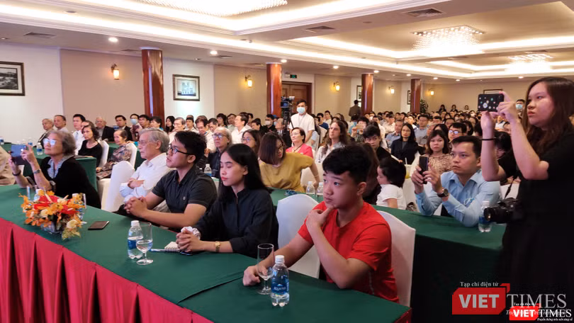 Khán phòng không còn một ghế trống