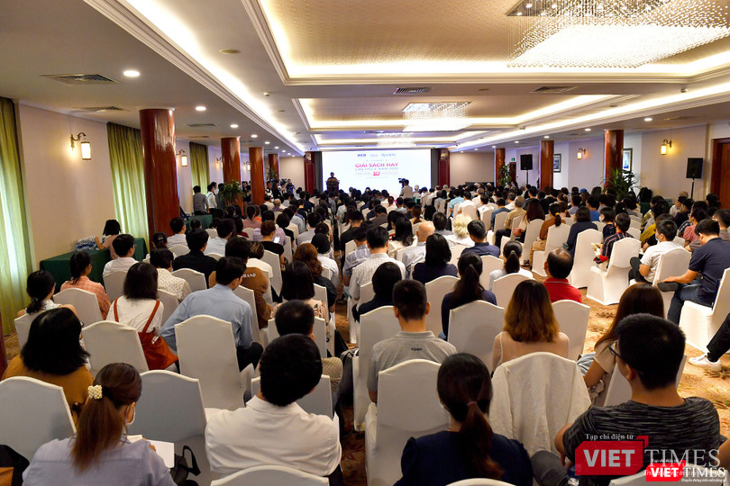 Khán phòng đông kín hàng ngàn người tham dự 