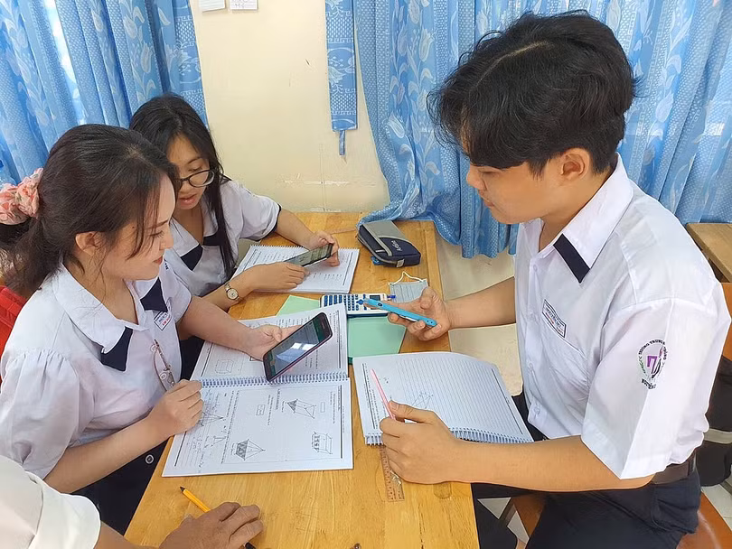 Học sinh trường THPT Nguyễn Du (quận 10, TP HCM) trong một tiết học có sử dụng điện thoại dưới sự hướng dẫn của giáo viên. Ảnh Huỳnh Phú