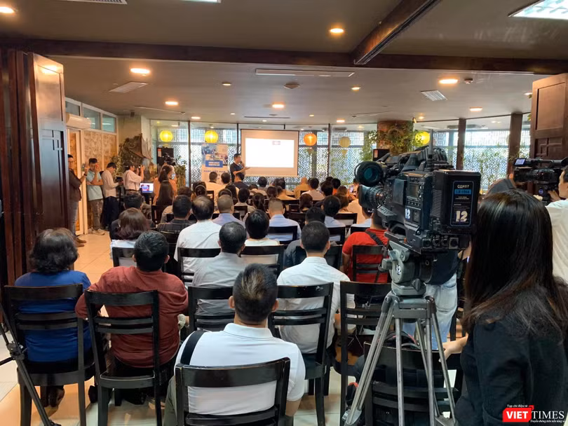 Với sức nóng của câu chuyện Asanzo, buổi sinh hoạt chuyên đề của CLB Cafe Số thu hút sự tham dự của đông đảo phóng viên, nhà báo. Với sức nóng của câu chuyện Asanzo, buổi sinh hoạt chuyên đề của CLB Cafe Số thu hút sự tham dự của đông đảo phóng viên, nhà báo.