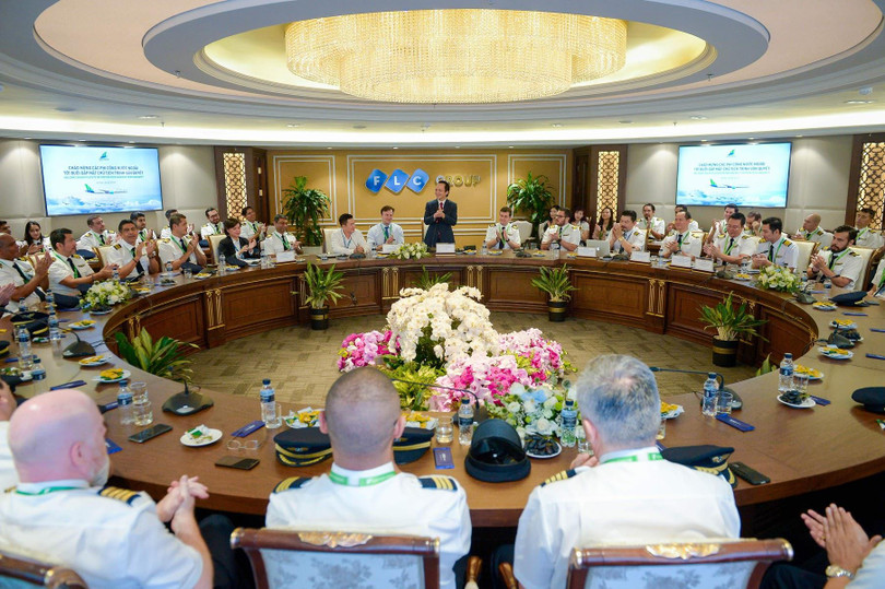 Chủ tịch Trịnh Văn Quyết cho hay Bamboo Airways đang có 300 phi công. Nhưng nên nhớ, hãng này mới chỉ đang khai thác 10 tàu bay - cũng là mức tối đa theo giấy phép được cấp hơn nửa năm trước.