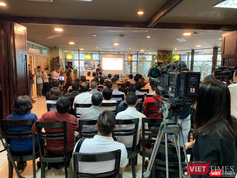 Với sức nóng của câu chuyện Asanzo, buổi sinh hoạt chuyên đề của CLB Cafe Số thu hút sự tham dự của đông đảo phóng viên, nhà báo.