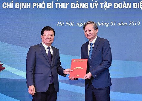Phó thủ tướng Trịnh Đình Dũng trao quyết định bổ nhiệm cho ông Trần Đình Nhân. (Ảnh: EVN)
