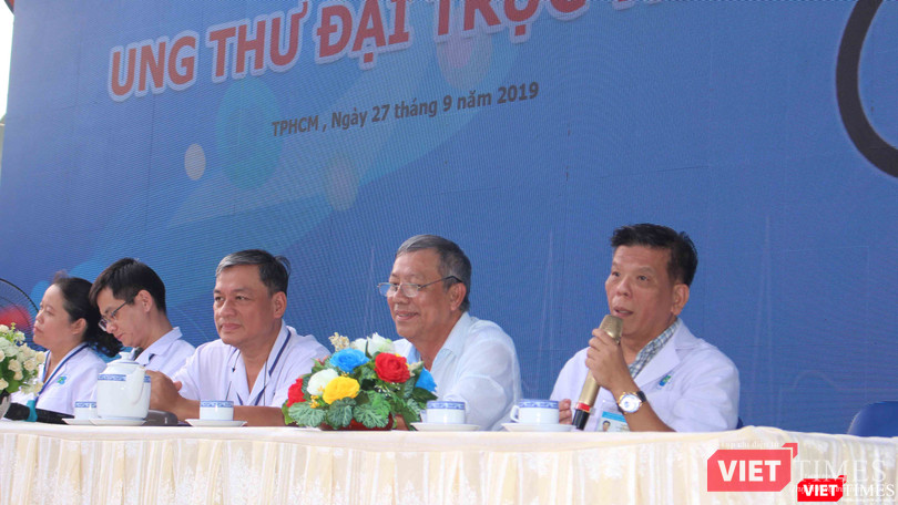 Bác sĩ Trần Nguyên Hà (ngoài cùng, bên phải ảnh) trao đổi tại một hội thảo Bác sĩ Trần Nguyên Hà trao đổi tại một hội thảo