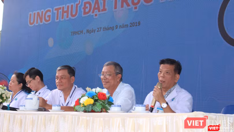 Bác sĩ Trần Nguyên Hà trao đổi tại một hội thảo 