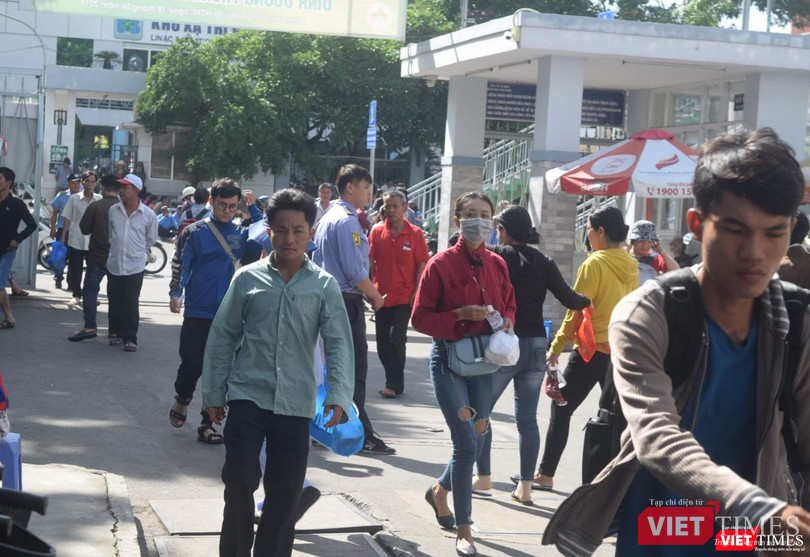 Từ 5 giờ sáng, hàng ngàn bệnh nhân đã tất tả đổ về Bệnh viện Ung Bướu TP.HCM, trong đó, khá nhiều bệnh nhân phải đối mặt với cả ung thư lẫn nguy cơ vô sinh, hiếm muộn Từ 5 giờ sáng, hàng ngàn bệnh nhân đã tất tả đổ về Bệnh viện Ung Bướu TP.HCM, trong đó, khá nhiều bệnh nhân phải đối mặt với cả ung thư lẫn nguy cơ vô sinh, hiếm muộn