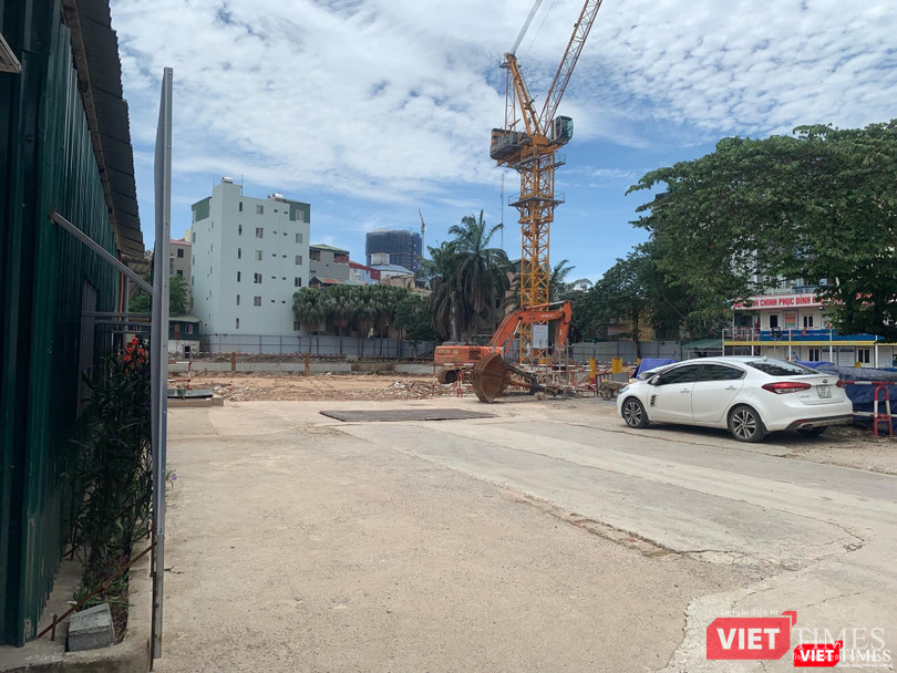 Dù đã có máy cẩu, máy xúc nhưng công trường dự án số 1152 – 1154 đường Láng vẫn không có một bóng công nhân. Chung quanh dự án quây tôn và lối ra vào được đóng cổng im lìm. Dù đã có máy cẩu, máy xúc nhưng công trường dự án số 1152 – 1154 đường Láng vẫn không có một bóng công nhân. Chung quanh dự án quây tôn và lối ra vào được đóng cổng im lìm.