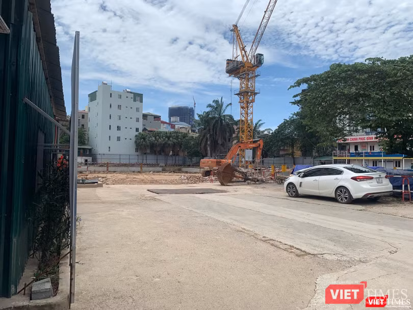 Dù đã có máy cẩu, máy xúc nhưng công trường dự án số 1152 – 1154 đường Láng vẫn không có một bóng công nhân. Chung quanh dự án quây tôn và lối ra vào được đóng cổng im lìm.