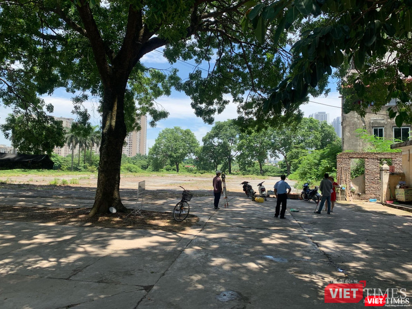 Những người này đang khảo sát lại khu đất để chuẩn bị cho việc triển khai dự án địa ốc?... Những người này đang khảo sát lại khu đất để chuẩn bị cho việc triển khai dự án địa ốc?...