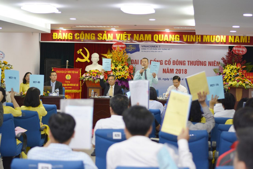 Phu quân của Tổng Giám đốc Vinaconex IUC là Chủ tịch Vinaconex 7 Hoàng Trọng Đức (người đứng), người cũng đang đồng thời đảm nhiệm vai trò Thành viên HĐQT Vimeco. (Ảnh: VC7) Phu quân của Tổng Giám đốc Vinaconex IUC là Chủ tịch Vinaconex 7 Hoàng Trọng Đức (người đứng), người cũng đang đồng thời đảm nhiệm vai trò Thành viên HĐQT Vimeco. (Ảnh: VC7)