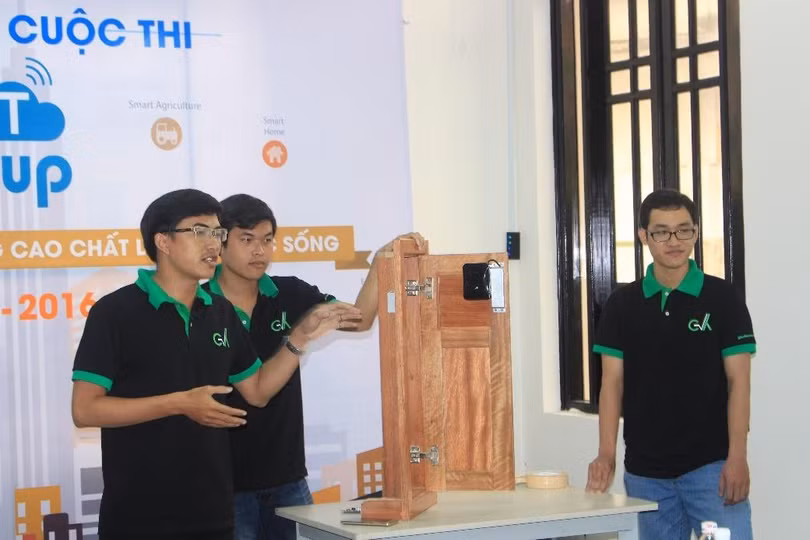 Ba kỹ sư Ngô Cự Mạnh, Trần Tiên Tín và Võ Thượng Đỉnh với sản phẩm khóa thông minh - Top 5 tại cuộc thi IoT Startup năm 2016