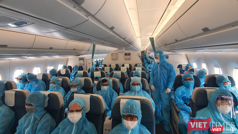 Hành khách và phi hành đoàn được bảo hộ kỹ lưỡng (Ảnh: VNA) Hành khách và phi hành đoàn được bảo hộ kỹ lưỡng (Ảnh: VNA)