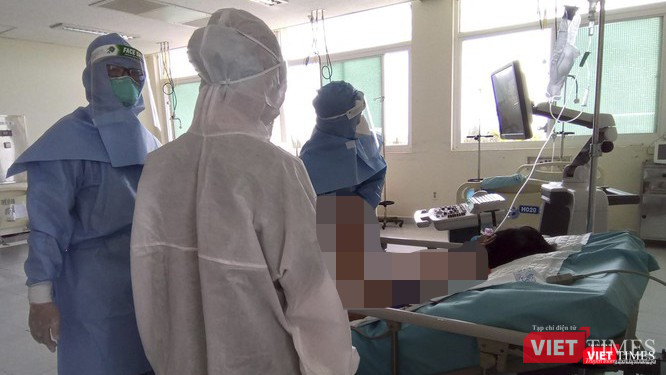 Bệnh nhân có bệnh nền phải thở máy trong BV Đà Nẵng (Ảnh: Hồ Xuân Mai) 