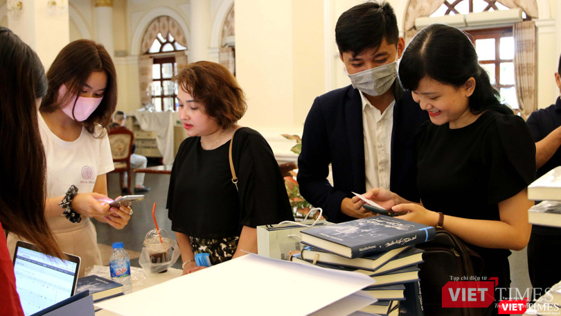 Khách mời đang được hướng dẫn tải app sách nói có bản quyền trên Voiz FM (Ảnh: HB)