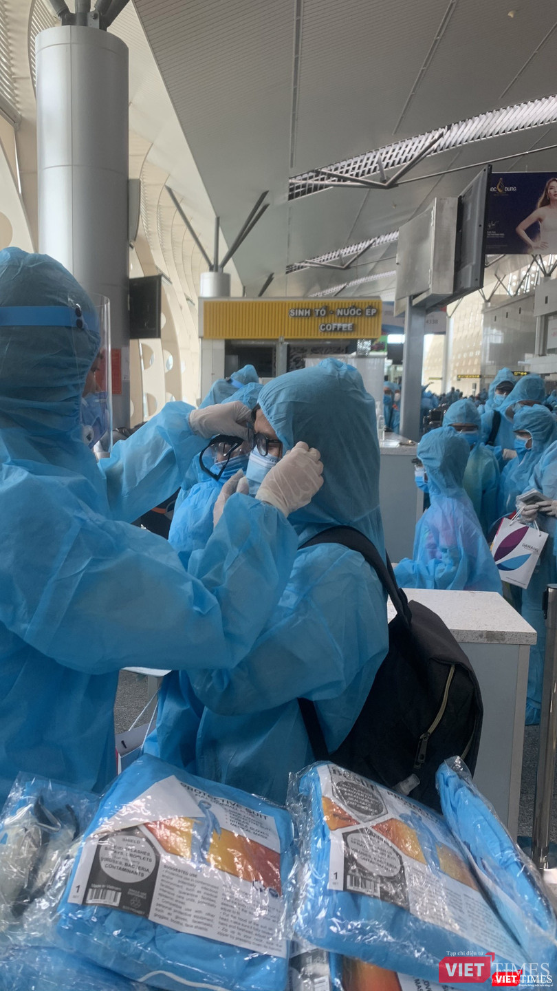 Thực hiện bảo hộ COVID-19 trước khi lên chuyến bay VN7121 chiều nay (Ảnh: VNA) Thực hiện bảo hộ COVID-19 trước khi lên máy bay (Ảnh: VNA)
