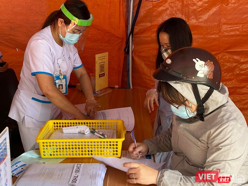 Thực hiện sàng lọc COVID-19 chặt chẽ ngay từ khâu đầu tiên (Ảnh: CIH)