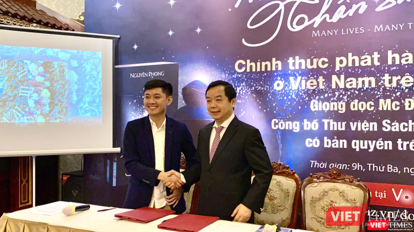 Ông Nguyễn Văn Phước, Giám đốc First News (bên phải ảnh) cho biết audio book “Muôn kiếp nhân sinh” được phát hành có sự đồng ý của GS. John Vũ – tác giả Nguyên Phong (Ảnh: HB)